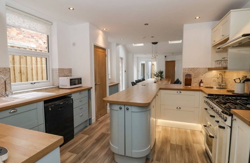 Muston Cottage | SEASCAPE VILLA, character holiday cottage, with hot tub in Filey