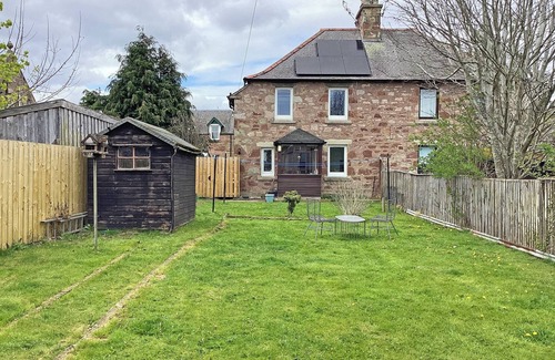 Dingwall Cottage | Seasgair is a cosy property located in Dingwall, close to all local amenities.