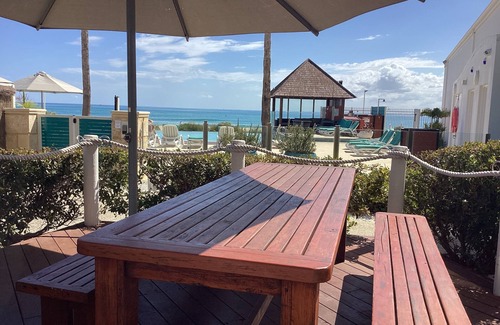 Mandurah Villa | Seashells MandurahnTown Beach Villa with infinity pool, spa and BBQ facilities.