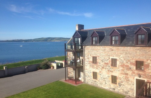 Ardersier Apartment | Seashore, a superb seafront apartment right beside the beach on the ground floor