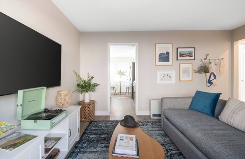 Village of La Jolla Apartment | Seashore I by AvantStay | In the heart of La Jolla! 5mins from the Beach!