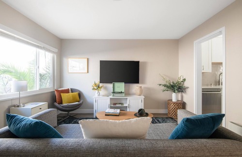 Village of La Jolla Apartment | Seashore I by AvantStay | In the heart of La Jolla! 5mins from the Beach!