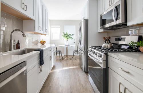 Village of La Jolla Apartment | Seashore Suites by AvantStay Modern Comfort Steps from La Jolla Cove