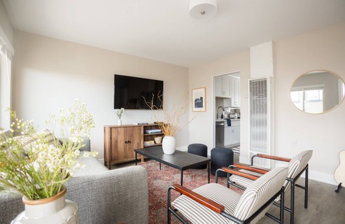 Village of La Jolla Apartment | Seashore VII by AvantStay | Modern La Jolla Flat 5mins from the Beach!