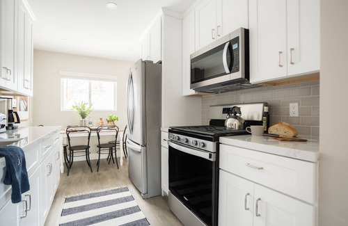 Village of La Jolla Apartment | Seashore VII by AvantStay | Modern La Jolla Flat 5mins from the Beach!