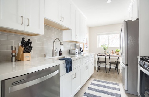 Village of La Jolla Apartment | Seashore VII by AvantStay | Modern La Jolla Flat 5mins from the Beach!