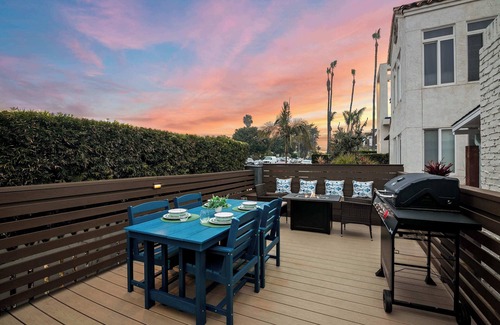 Beach Barber Tract House | Seaside 1BR Steps to Windansea Beach & Peek Views