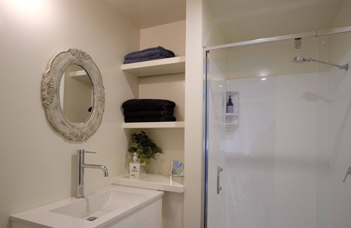 Miramar Apartment | Seaside apartment 5 mins from Weta cave & Wellington airport.