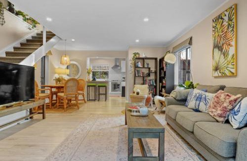 Torbay House | Seaside Bougainvillea Retreat close to Beaches