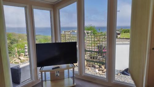 Curragh Ski Chalet | Seaside chalet in Ardmore with breathtaking views