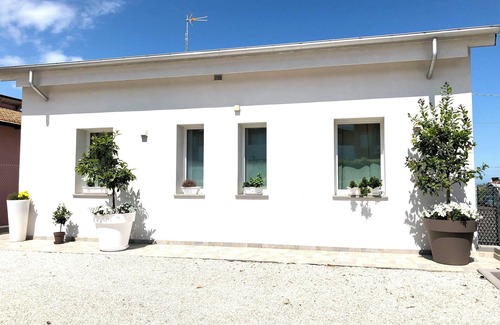 Mondolfo Apartment | SEASIDE CHALET WITH POOL