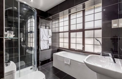 Westcliff-on-Sea Hotel | Seaside Comfort Near Southend Pier – Walk to the Beach, Restaurants & Attraction