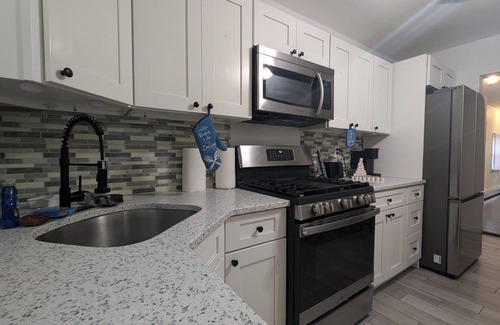 Keansburg Cottage | Seaside Cottage 20: 30min to NYC, walk to beach and fishing pier