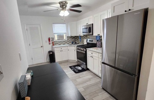 Keansburg Cottage | Seaside Cottage 20: 30min to NYC, walk to beach and fishing pier
