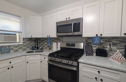 Keansburg Cottage | Seaside Cottage 20: 30min to NYC, walk to beach and fishing pier