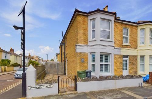 Ryde House | Seaside Cottage, Moments from Ryde's Golden Sands, Sleeps 4