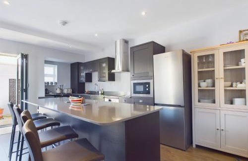 Ryde House | Seaside Cottage, Moments from Ryde's Golden Sands, Sleeps 4