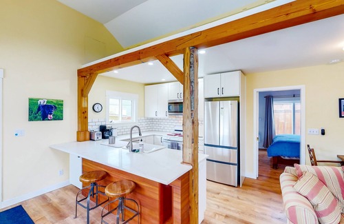 Newport House | Seaside cottage with deck, washer/dryer, full kitchen, & great location