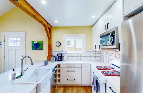 Newport House | Seaside cottage with deck, washer/dryer, full kitchen, & great location