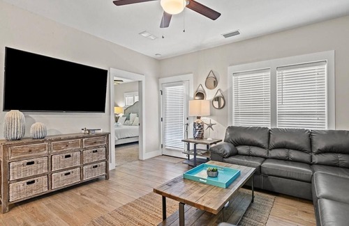 El Centro Beach House | Seaside Elegance: Luxury Retreat w/Golfcart
