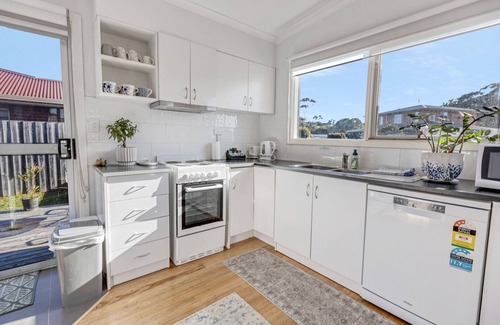 Lakes Entrance House | Seaside Escape - Morning swims & salt-kissed air, part of your daily routine