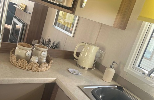 Cayton Bay Cabin | Seaside Escape - Cayton Bay Cabin