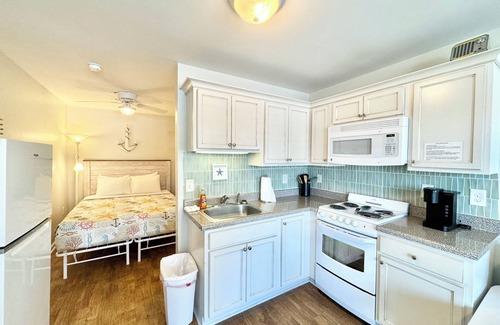 Atlantic Beach Apartment | Seaside Escape Pool Kitchen Direct Beach Access