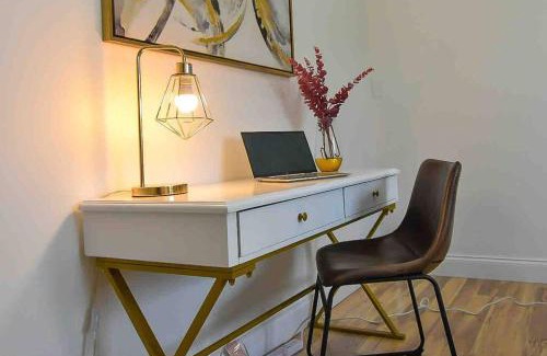 Birch Park Finger Streets Apartment | Seaside Escape Steps to Beach, Dining, Shopping and Las Olas!
