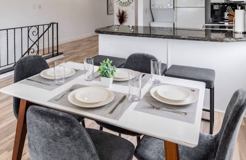 Birch Park Finger Streets Apartment | Seaside Escape: 1 Min to Beach, Park, Dining, Shopping & More!n