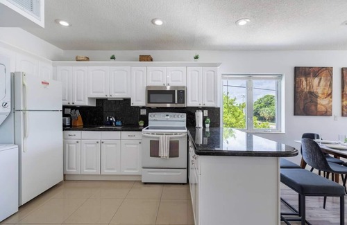 Birch Park Finger Streets Apartment | Seaside Escape: 1 Min to Beach, Park, Dining, Shopping & More!n