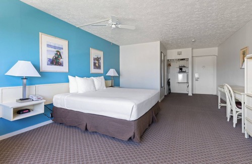 Kahului Hotel | Seaside Gem! Harborfront Property, Outdoor Pool, Minutes to Paukukalo Beach!
