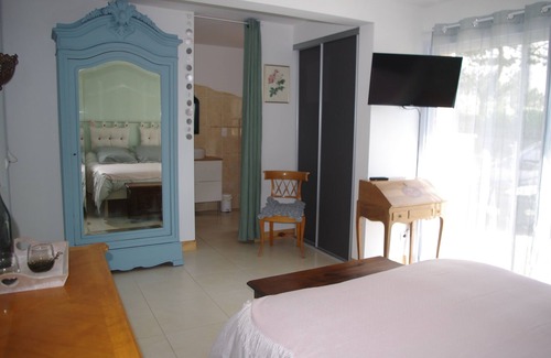 Portbail House | Seaside guest room 1