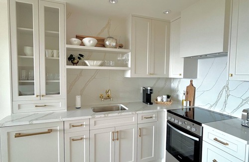 Sidney House | Seaside Haven Oceanfront Suite - Private Hot Tub
