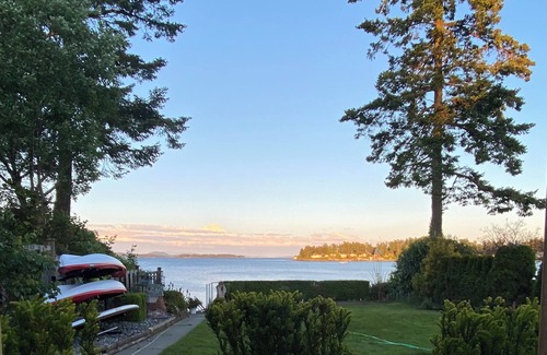 Sidney House | Seaside Haven Oceanfront Suite - Private Hot Tub