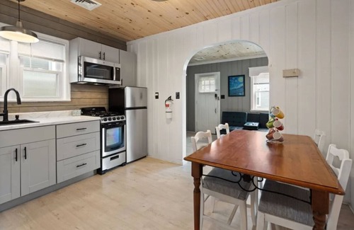 Seaside Heights House | SEASIDE HEIGHTS COTTAGE- BACK UNIT, 2 BEDROOMS, 1 BATH, SLEEPS 6