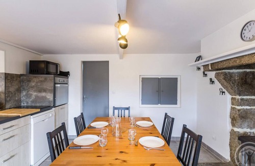 Gatteville-le-Phare Cottage | Seaside house with beach access, modern amenities and family space