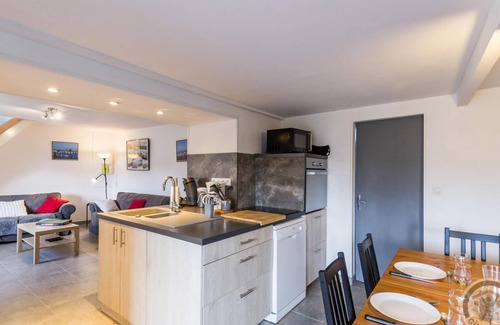 Gatteville-le-Phare Cottage | Seaside house with beach access, modern amenities and family space