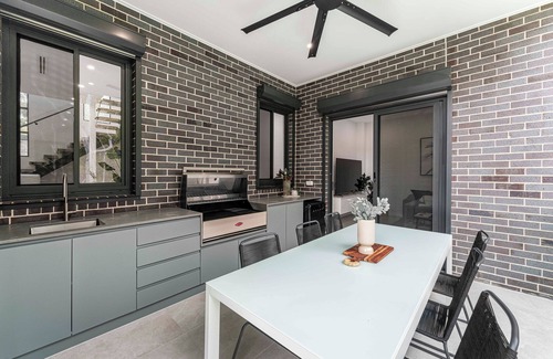 Noraville House | Seaside Manor - Walking distance to Beach