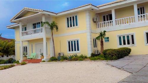 Nassau House | Seaside Paradise Spacious Home with SEVEN bedroom - steps to Sea!
