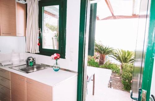Milos Apartment | Seaside private room with seaview - only 1 min walk from the beach!