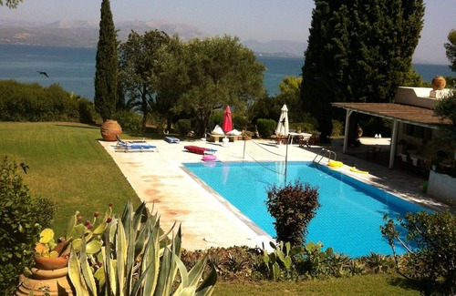Chalcis House | Seaside Residences near Athens with pool, basket & tennis court