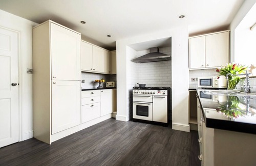 Bognor Regis Villa | Seaside Retreat - Five Bedroom Villa, Sleeps 10