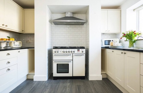 Bognor Regis Villa | Seaside Retreat - Five Bedroom Villa, Sleeps 10