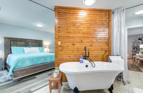 Galveston House | Seaside Retreat in Galveston Near Pleasure Pier!