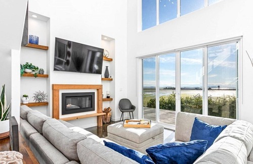 Whatcom County House | Seaside Retreat: Luxurious 3 Bedroom Waterfront House in Bellingham