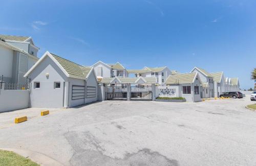 Pollok Beach Apartment | Seaside Serenade