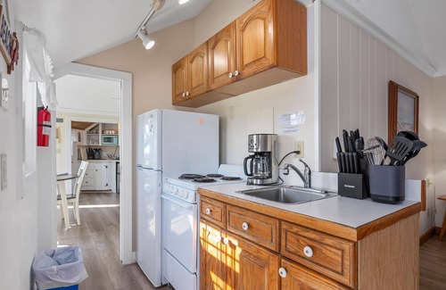 Yarmouth Cottage | Seaside Serenity Awaits at The Beach Plum