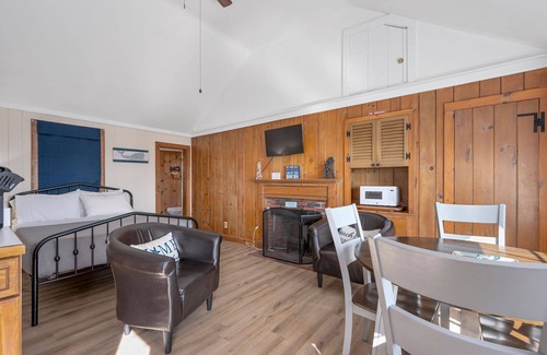 Yarmouth Cottage | Seaside Serenity Awaits at The Beach Plum
