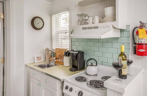 Downtown Cannon Beach Hotel | Seaside Serenity a Short Walk from Haystack Rock! Kitchenette, Parking!