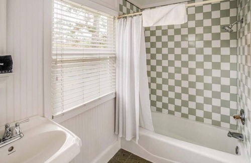 Downtown Cannon Beach Hotel | Seaside Serenity a Short Walk from Haystack Rock! Kitchenette, Parking!